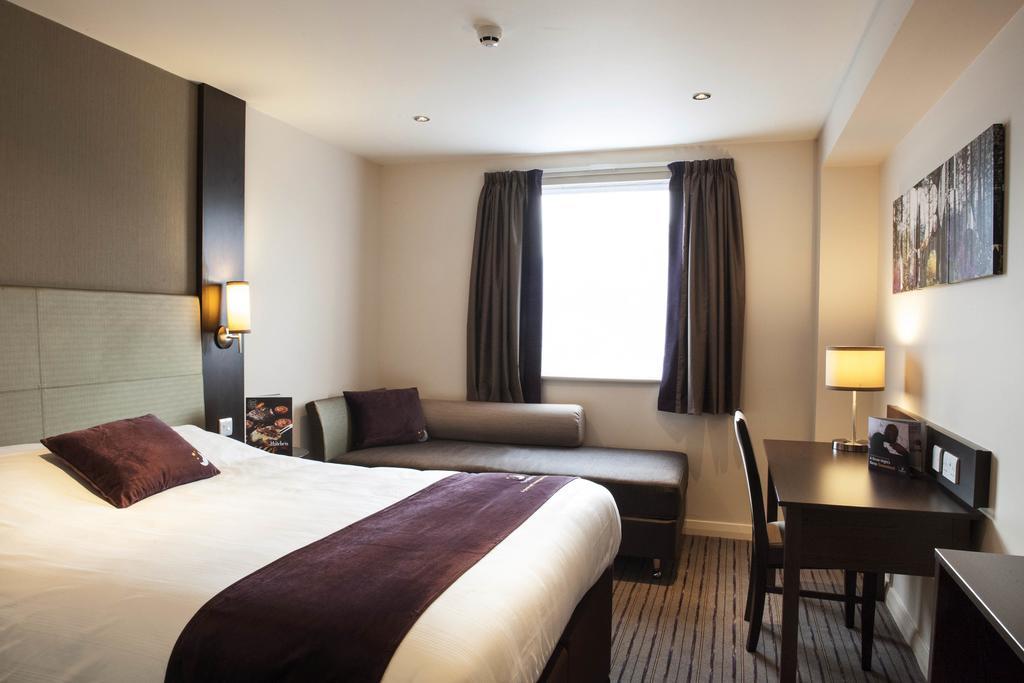 Premier Inn Dover Central - Eastern Ferry Terminal Room photo